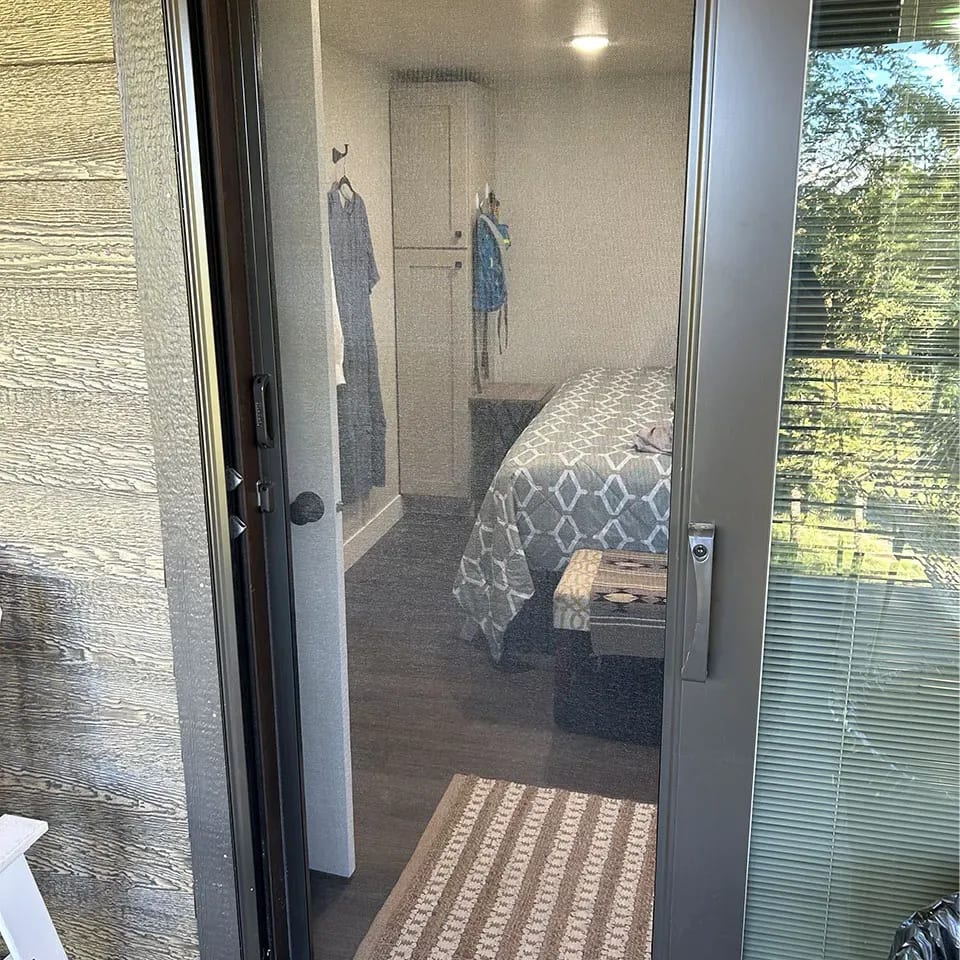 Sliding glass door fitted with a retractable screen